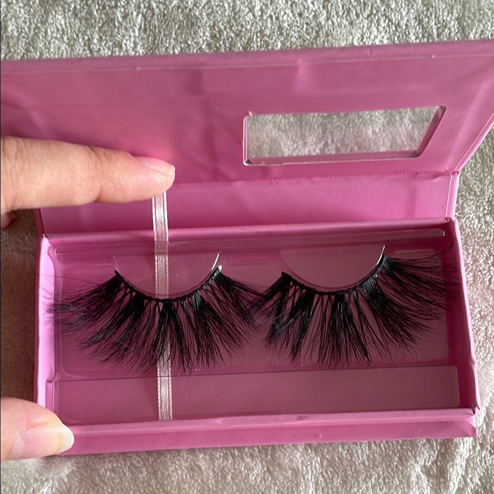 Assorted false lashes. - Picture 2 of 2